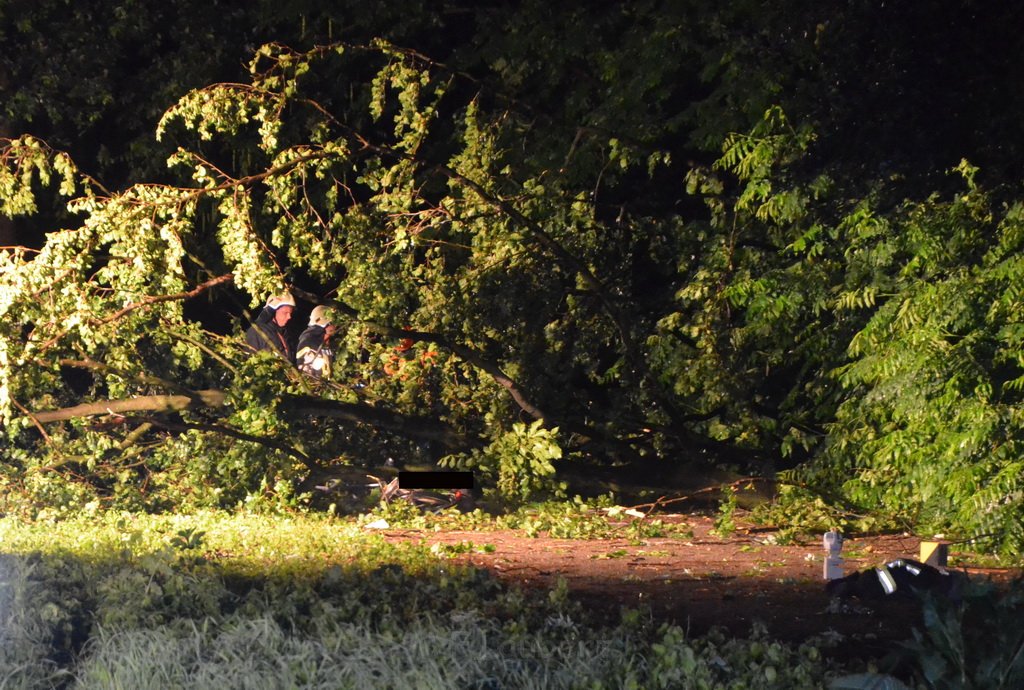 Sturm Radfahrer vom Baum erschlagen Koeln Flittard Duesseldorferstr P33.JPG